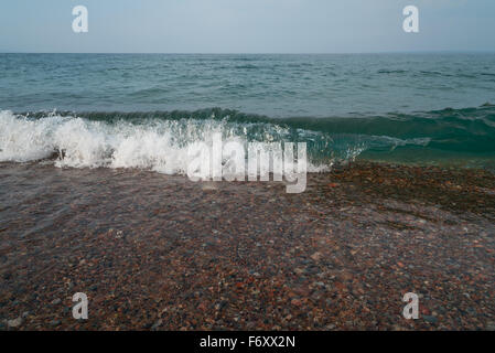 Surfez sur la plage de galets de Superior Lake, Canada Banque D'Images