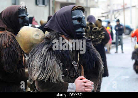 Mamuthones Carnaval sarde à masque d'Orgosolo, en Sardaigne, Italie Banque D'Images