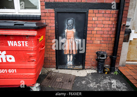 Artiste Bristol Nick Walker jeune fille portant un passe-montagne et holding spray paint cans Banque D'Images