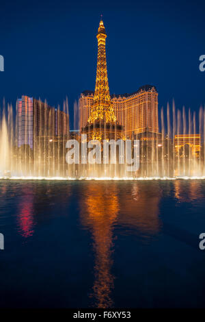 Fontaines du Bellagio et Tour Eiffel réplique sur twilightt-Las Vegas, Nevada, USA. Banque D'Images