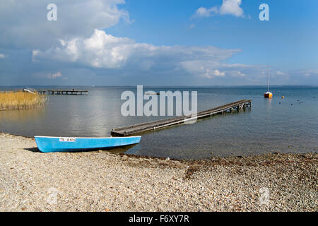 Le lac de Chiemsee estran plage avec de petits bateaux et de la jetée, Chiemgau, Upper Bavaria, Germany, Europe. Banque D'Images