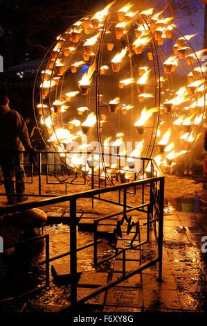 Wintercity Toronto Nuits de Feu Globe à flamme éternelle par la Cie Carabosse Banque D'Images