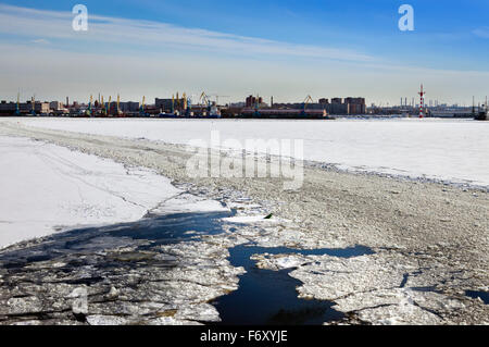 Vue depuis le golfe de Finlande couverte de glace sur le port de Saint-Pétersbourg et un bateau de sauvetage d'un navire à l'avant-plan. La Russie Banque D'Images