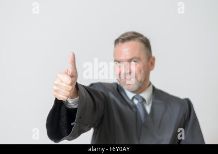 Businessman giving Thumbs up un geste de succès, de soutien, de voter oui ou de signalisation son accord Banque D'Images