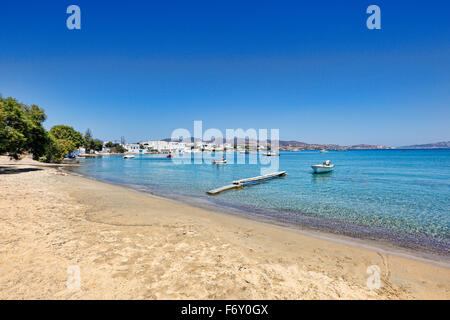 La plage du village de Pollonia à Milos, Grèce Banque D'Images