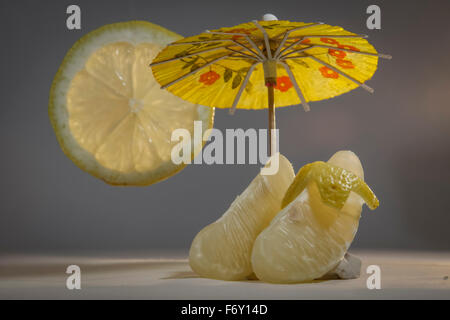 Deux morceaux de citron sous le parasol Banque D'Images