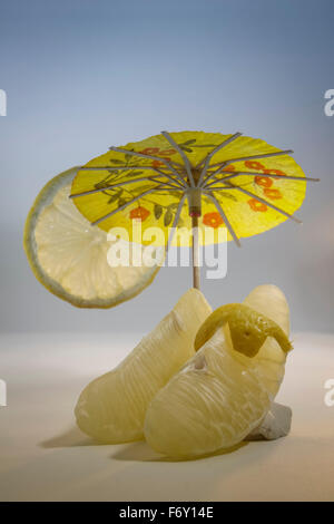 Deux morceaux de citron sous le parasol Banque D'Images