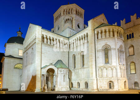 Photo de nuit de la cathédrale à Trento - Italie Banque D'Images