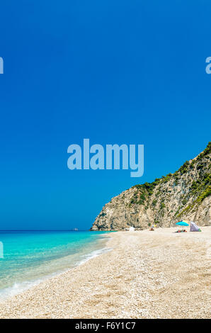 Plage de l'île de Lefkada, Egremni, Grèce. Grande et longue plage aux eaux turquoises de l'île de Lefkada en Grèce Banque D'Images