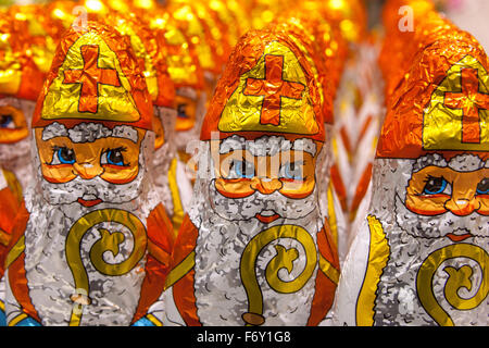 Des figurines de chocolat de Saint Nicolas Santa sont exposées dans un supermarché etagère Banque D'Images