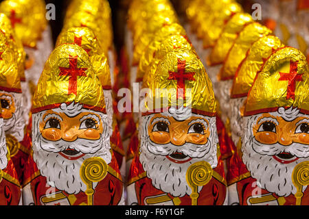 Des figurines de chocolat de Saint Nicholas sont exposées dans une étagère de supermarché Banque D'Images