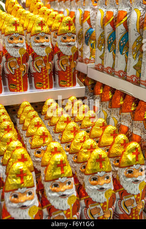 Les figures de Saint Nicolas en chocolat affiché dans un supermarché. Banque D'Images