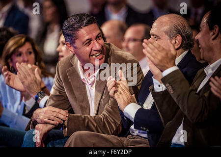 Barcelone, Espagne. 21 Nov, 2015. Barcelone, Espagne : XAVIER GARCIA ALBIOL (R), leader du CPP dans le parlement catalan s'amuse au début de la présentation de les candidats du parti pour les élections générales du 20 décembre : Crédit matthi/Alamy Live News Banque D'Images