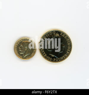 Deux souverains d'or dos à dos avec George V sur la gauche et Elizabeth II sur la droite Banque D'Images