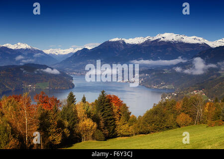 Matin d'automne ensoleillé vue sur le lac de Millstatt dans l'Autriche, la Carinthie. Avec golden, orange et rouge des arbres, petites villes et villages o Banque D'Images