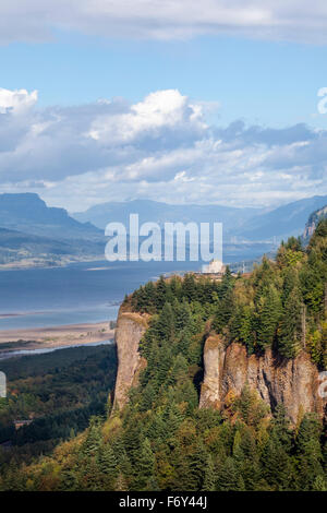 Le Vista House donne sur la Columbia Gorge à Crown Point près de Portland, Oregon. Banque D'Images