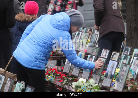 Kiev, Ukraine. 21 Nov, 2015. Le deuxième anniversaire des manifestations sur la place de l'indépendance. Les gens leurs hommages en l'honneur de la 'Cent' céleste au cours d'une cérémonie au monument dédié à eux à Kiev. Le 'Cent Céleste' est ce que les Ukrainiens À Kiev appellent ceux qui sont morts au cours des mois de manifestations anti-gouvernementales en 2013-2014. Credit : Nazar Furyk/Pacific Press/Alamy Live News Banque D'Images