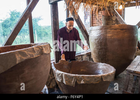 Processus de production des navires Kveri illustré en Kvevri Musée du vin chez des jumeaux cave à vin Wine Company, village Napareuli en Géorgie Banque D'Images