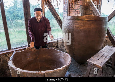 Processus de production des navires Kveri illustré en Kvevri Musée du vin chez des jumeaux cave à vin Wine Company, village Napareuli en Géorgie Banque D'Images