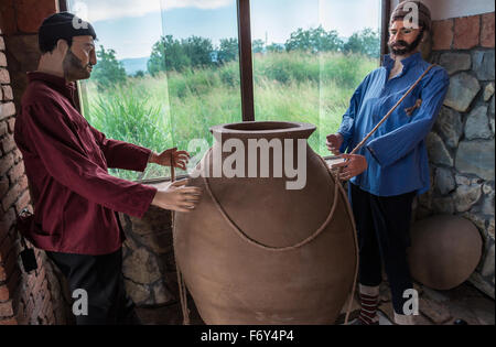 Processus de production des navires Kveri illustré en Kvevri Musée du vin chez des jumeaux cave à vin Wine Company, village Napareuli en Géorgie Banque D'Images