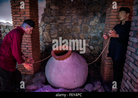 Processus de production des navires Kveri illustré en Kvevri Musée du vin chez des jumeaux cave à vin Wine Company, village Napareuli en Géorgie Banque D'Images