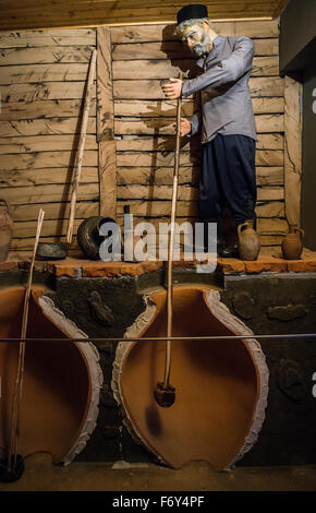 La façon de nettoyer navire illustré en Kvevri Amphores Musée du Vin de jumeaux cave à vin Wine Company, Napareuli village, New York Banque D'Images