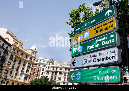 Madrid Espagne,Hispanic Chamberi­,Plaza Alonzo Martinez,panneau,signalisation,indications,emplacement,flèche,trafic,flèches,Spain150704051 Banque D'Images