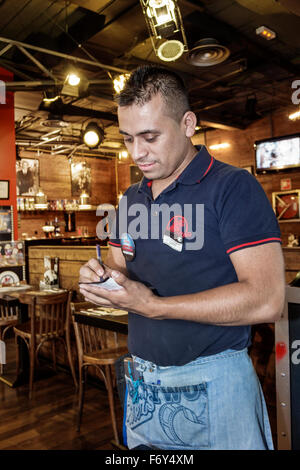 Madrid Espagne,hispanique Chamberi­,Calle de Genova,Foster's Hollywood,American theme restaurant,homme hommes,serveur serveurs employé travailleur Banque D'Images