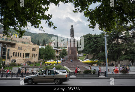 12e siècle poète géorgien Shota Rustaveli statue à l'Avenue Rustaveli à Tbilissi, capitale de la Géorgie Banque D'Images