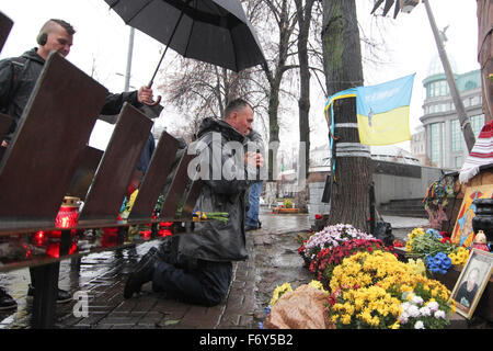 Kiev, Ukraine. 21 Nov, 2015. Le deuxième anniversaire des manifestations sur la place de l'indépendance. Les gens leurs hommages en l'honneur de la 'Cent' céleste au cours d'une cérémonie au monument dédié à eux à Kiev. Le 'Cent Céleste' est ce que les Ukrainiens À Kiev appellent ceux qui sont morts au cours des mois de manifestations anti-gouvernementales en 2013-2014. Credit : Nazar Furyk/Pacific Press/Alamy Live News Banque D'Images