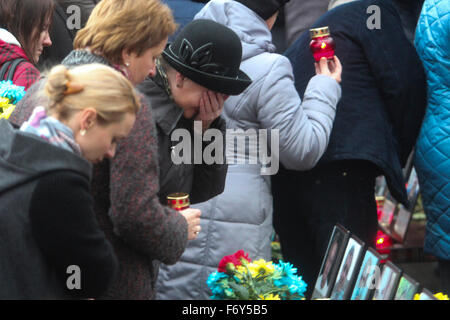 Kiev, Ukraine. 21 Nov, 2015. Le deuxième anniversaire des manifestations sur la place de l'indépendance. Les gens leurs hommages en l'honneur de la 'Cent' céleste au cours d'une cérémonie au monument dédié à eux à Kiev. Le 'Cent Céleste' est ce que les Ukrainiens À Kiev appellent ceux qui sont morts au cours des mois de manifestations anti-gouvernementales en 2013-2014. Credit : Nazar Furyk/Pacific Press/Alamy Live News Banque D'Images