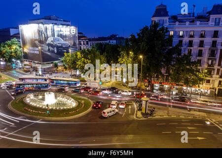 Madrid Espagne,hispanique Chamberi­,Plaza Alonzo Martinez,crépuscule,nuit soir,cercle de circulation,fontaine éclairée,publicité panneau,annonce,exposition de temps,Spain150 Banque D'Images