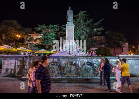 12e siècle poète géorgien Shota Rustaveli statue à l'Avenue Rustaveli à Tbilissi, capitale de la Géorgie Banque D'Images