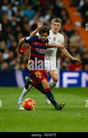 Madrid, Espagne. 21 Nov, 2015. Sergi Roberto Carnicer (20) FC Barcelone et Toni Kroos (8) du vrai Madridd endant la La Liga match de football entre le Real Madrid et le FC Barcelone au Santiago Bernabeu à Madrid, Espagne, le 21 novembre 2015. Credit : Action Plus Sport/Alamy Live News Banque D'Images
