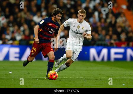 Madrid, Espagne. 21 Nov, 2015. Sergi Roberto Carnicer (20) FC Barcelone et Toni Kroos (8) Real Madrid au cours de la La Liga match de football entre le Real Madrid et le FC Barcelone au Santiago Bernabeu à Madrid, Espagne, le 21 novembre 2015. Credit : Action Plus Sport/Alamy Live News Banque D'Images