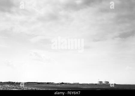 L'image du paysage de la campagne avec la centrale électrique de bradwell dans la distance Banque D'Images