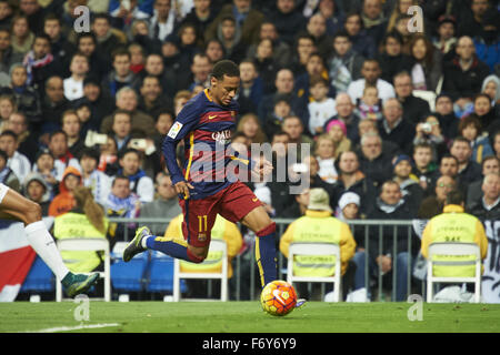 Madrid, Espagne. 21 Nov, 2015. Neymar (marche avant, C.F. Barcelone) en action au cours de la Liga match entre le Real Madrid et C.F. Barcelone à Santiago Bernabeu le 21 novembre 2015 à Madrid Crédit : Jack Abuin/ZUMA/Alamy Fil Live News Banque D'Images