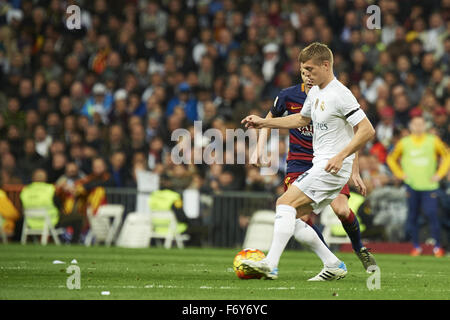 Madrid, Espagne. 21 Nov, 2015. Toni Kroos (milieu de terrain du Real Madrid, F.C.) en action au cours de la Liga match entre le Real Madrid et C.F. Barcelone à Santiago Bernabeu le 21 novembre 2015 à Madrid Crédit : Jack Abuin/ZUMA/Alamy Fil Live News Banque D'Images