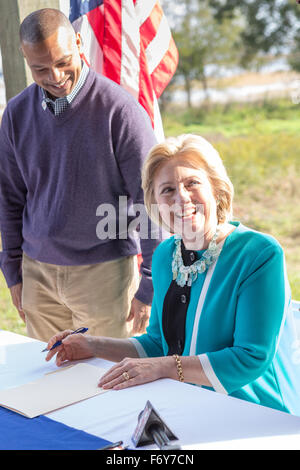 L'ancien secrétaire d'Etat et le candidat démocrate Hillary Rodham Clinton signe les documents pour s'inscrire à la primaire démocrate, le sénateur de l'état comme Marlon Kimpson regarde pendant le Jamboree bleu événement de campagne, le 21 novembre 2015 à North Charleston, Caroline du Sud. Banque D'Images