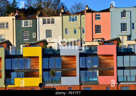 Bristol, ville colorée de plus de maisons et d'appartements à côté du port. Banque D'Images