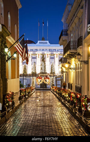 La Fortaleza (Governor's Mansion) Décorées pour Noël, rue pavée et les drapeaux au crépuscule, Old San Juan, Puerto Rico Banque D'Images