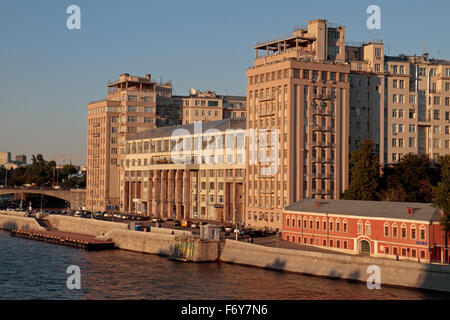 Le Dom na Naberezhnoy bâtiment résidentiel sur les rives de la rivière de Moscou, Moscou, Russie. Banque D'Images