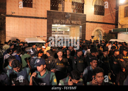 Dhaka, Bangladesh. 22 novembre : la sécurité en face de la prison centrale de Dhaka depuis l'avant de l'avant de l'exécution de deux criminels de guerre haut Quader Salauddin Chowdhury et Ali Ahsan Muhammad Mojaheed à Dhaka le 22 novembre 2015. Deux criminels de guerre, BNP chef Salauddin Quader Chowdhury et Jamaat-e-Islami secrétaire général Ali Ahsan Mohammad, Mojaheed ont été exécutées en même temps pour leurs crimes commis contre l'humanité en 1971, dit prison officielle. Ils ont été exécutés par pendaison à 12:55pm Dimanche à la prison centrale de Dacca, a déclaré l'Inspecteur général de l'Administration Pénitentiaire Syed Iftekhar Uddin. Les deux ont été Banque D'Images