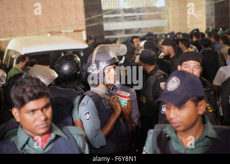 Dhaka, Bangladesh. 22 novembre : la sécurité en face de la prison centrale de Dhaka depuis l'avant de l'avant de l'exécution de deux criminels de guerre haut Quader Salauddin Chowdhury et Ali Ahsan Muhammad Mojaheed à Dhaka le 22 novembre 2015. Deux criminels de guerre, BNP chef Salauddin Quader Chowdhury et Jamaat-e-Islami secrétaire général Ali Ahsan Mohammad, Mojaheed ont été exécutées en même temps pour leurs crimes commis contre l'humanité en 1971, dit prison officielle. Ils ont été exécutés par pendaison à 12:55pm Dimanche à la prison centrale de Dacca, a déclaré l'Inspecteur général de l'Administration Pénitentiaire Syed Iftekhar Uddin. Les deux ont été Banque D'Images