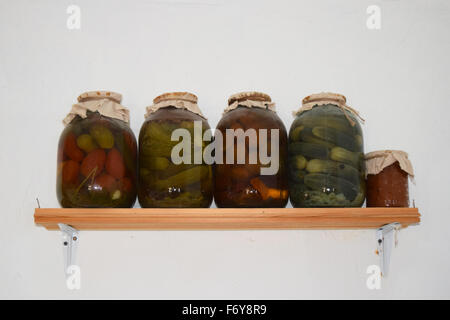 Chambre à partir de conserves de légumes Banque D'Images