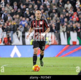 Turin, Italie. 21 Nov, 2015. Alex Rodrigo Dias da Costa en action au cours de la Serie A match entre la Juventus et le Milan AC. Credit : Nicolò Campo/Pacific Press/Alamy Live News Banque D'Images