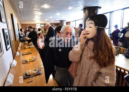 Tokyo, Japon. 20 Nov, 2015. Un événement sans précédent qui vise à ouvrir le théâtre Nô Japonais à un public international, l'expérience des membres de l'auditoire d'angle permet d'enfiler des masques et costumes tout en étant guidé par le maître des enseignants. L'événement ''théâtre nô : au-delà des mots, au-delà des frontières'' offre des sélections dans les Nô Japonais et français en donnant au public une chance de comparer la façon dont la puissance de Noh, transcendsanguage les obstacles. L'événement était organisé par l'Art Council, Tokyo l'Ecole de Kita et le théâtre Nô dans le Roppeita Nohgaku XIV théâtre nô commémorative à Tokyo, Japon © ZUMA Press, Inc./Alamy Banque D'Images