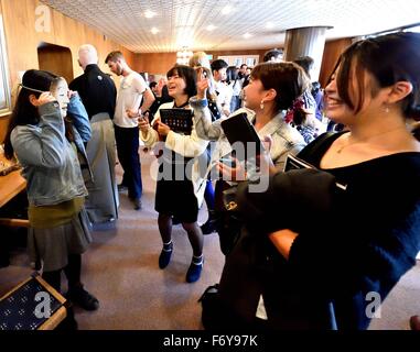 Tokyo, Japon. 20 Nov, 2015. Un événement sans précédent qui vise à ouvrir le théâtre Nô Japonais à un public international, l'expérience des membres de l'auditoire d'angle permet d'enfiler des masques et costumes tout en étant guidé par le maître des enseignants. L'événement ''théâtre nô : au-delà des mots, au-delà des frontières'' offre des sélections dans les Nô Japonais et français en donnant au public une chance de comparer la façon dont la puissance de Noh, transcendsanguage les obstacles. L'événement était organisé par l'Art Council, Tokyo l'Ecole de Kita et le théâtre Nô dans le Roppeita Nohgaku XIV théâtre nô commémorative à Tokyo, Japon © ZUMA Press, Inc./Alamy Banque D'Images