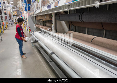 L'achat en magasin de tapis Lowe's Brooklyn NYC Banque D'Images