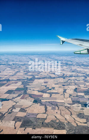 La vue, en survolant les prairies canadiennes, montrant le patchwork pour les champs, les cultures, les lacs et rivières, et l'aile de l'avion. Banque D'Images